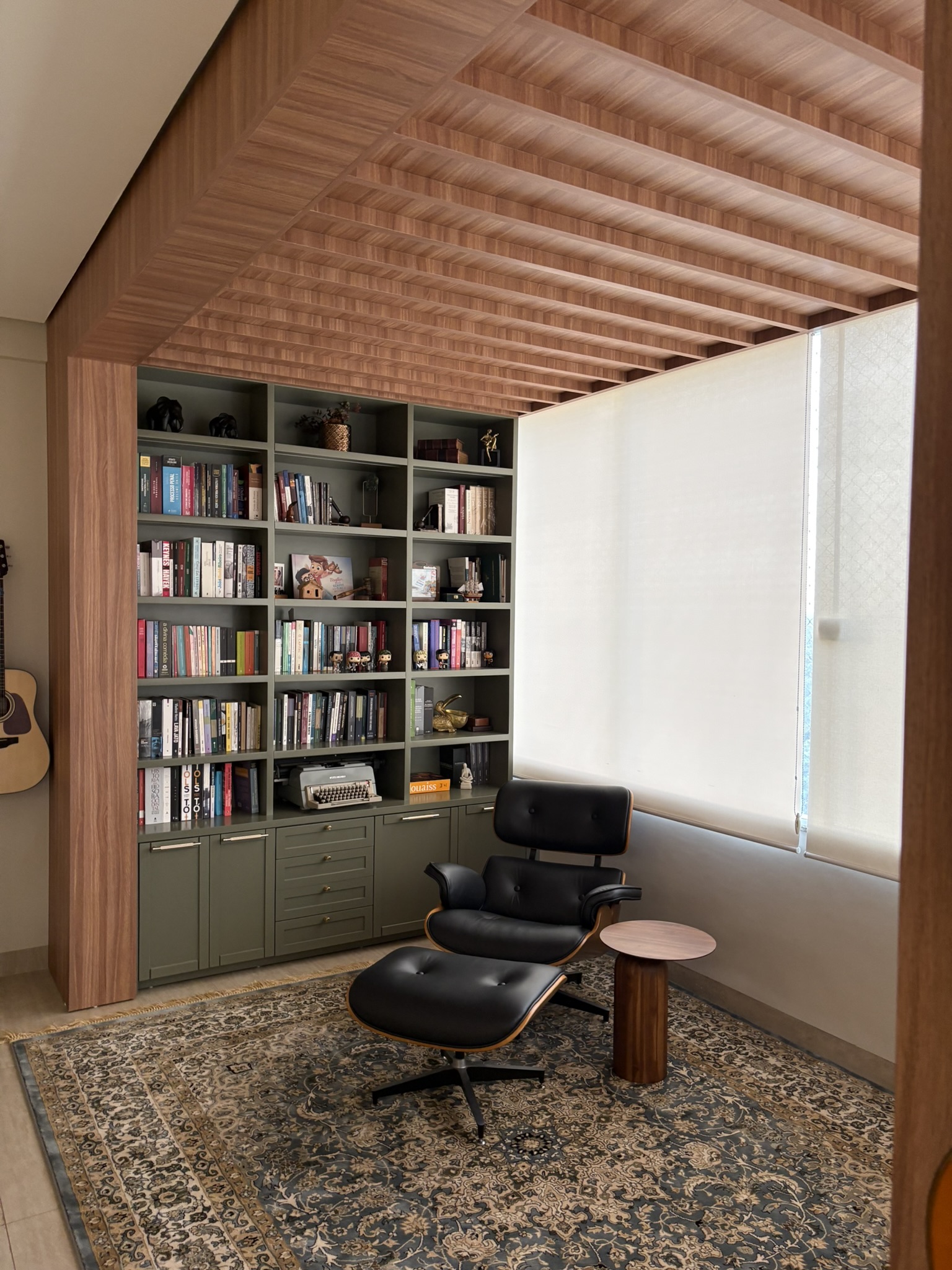 Home office com estante planejada